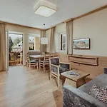 Panorama-im Bademantel Direkt In Alpentherme アパート *